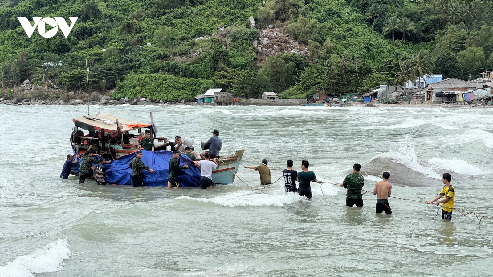 Kéo thành công 2 ghe cá bị chìm trên biển vào bờ